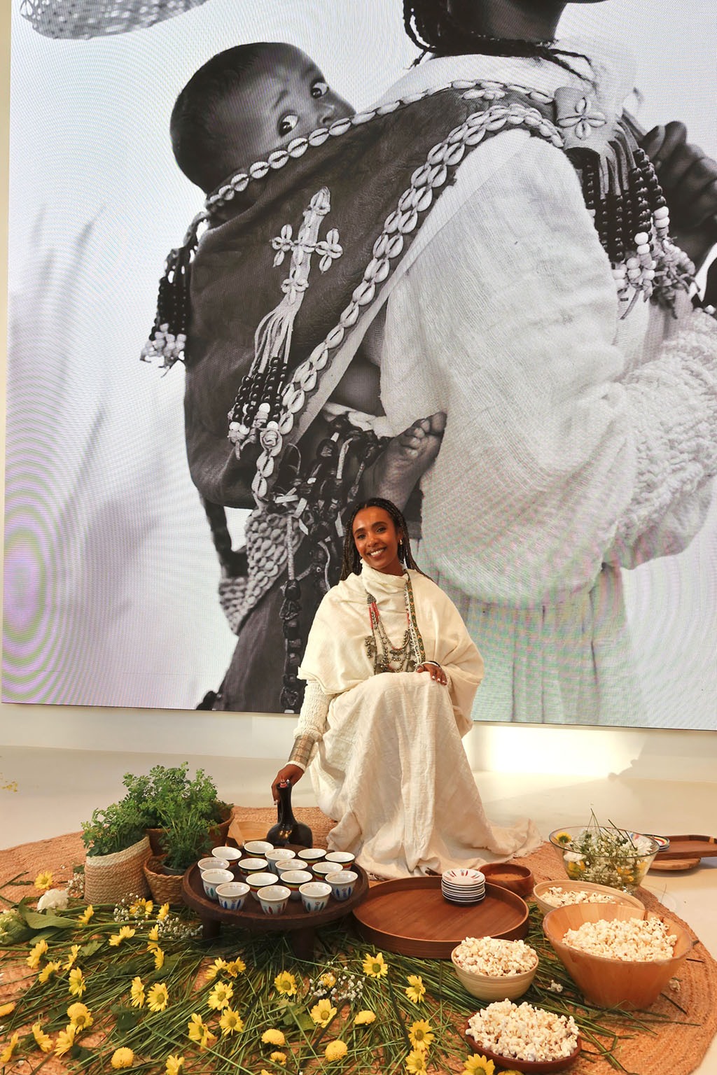 The coffee ceremony performed amid Yatreda's work at Load Gallery